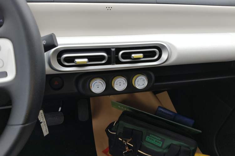 Used Wuling Hongguang MINIEV 2024 3rd Generation 215km Youth Edition Audio And AC Panel