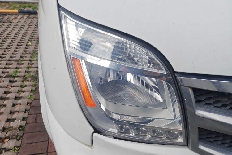 Used SAIC MAXUS Xintu V80 2017 2.5T AMT Aoyuntong National V Short Wheelbase Ultra-Low Roof 5/6/10-Seater
