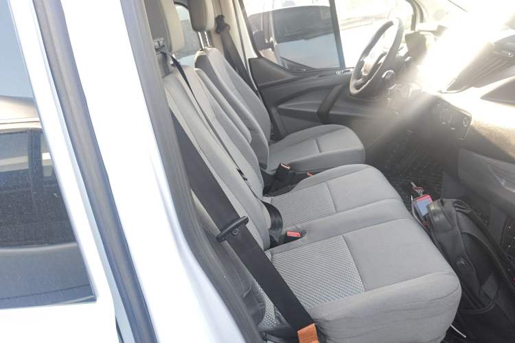 Used Ford Transit 2019 2.0T Diesel Multi-Purpose Commercial Vehicle Mid-Drive Mid-Roof 6-Seater China VI Standard
