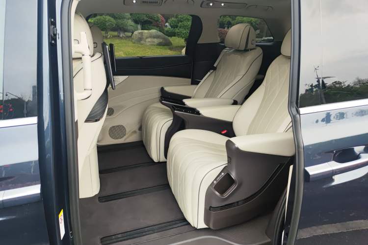 Used Denza D9 2024 DM-i 980 Four-Wheel Drive Flagship Model Left Rear Seat