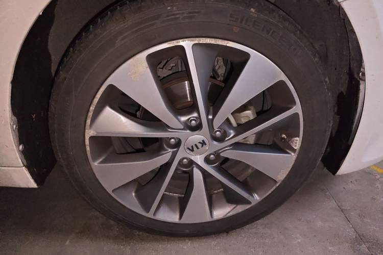 Used Kia K5 2016 2.0L Automatic LUX Right Front Wheel Hub