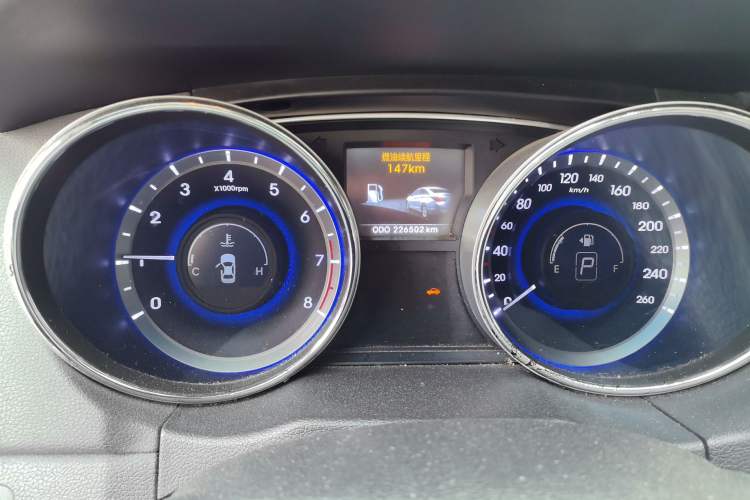 Used Hyundai Sonata 2013 2.0L Automatic Luxury Edition Odometer Close Up