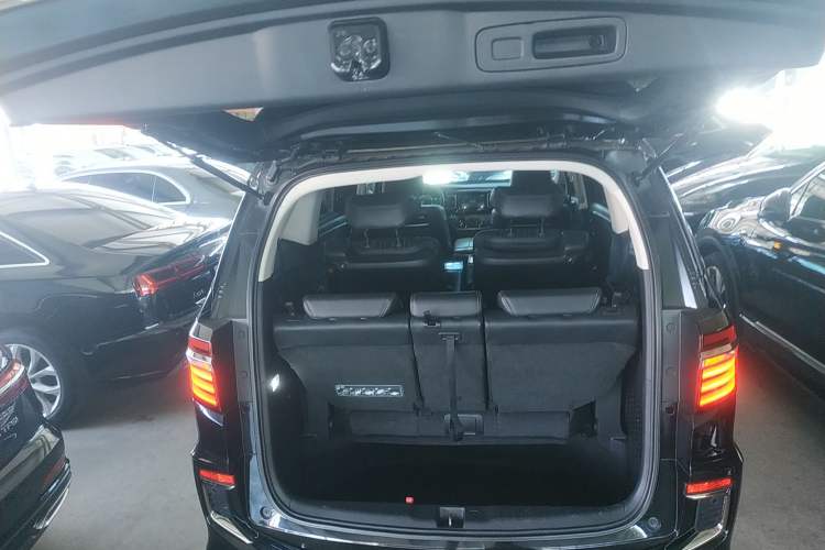 Used Honda Elysion 2019 2.0L Hybrid Luxury Edition Trunk