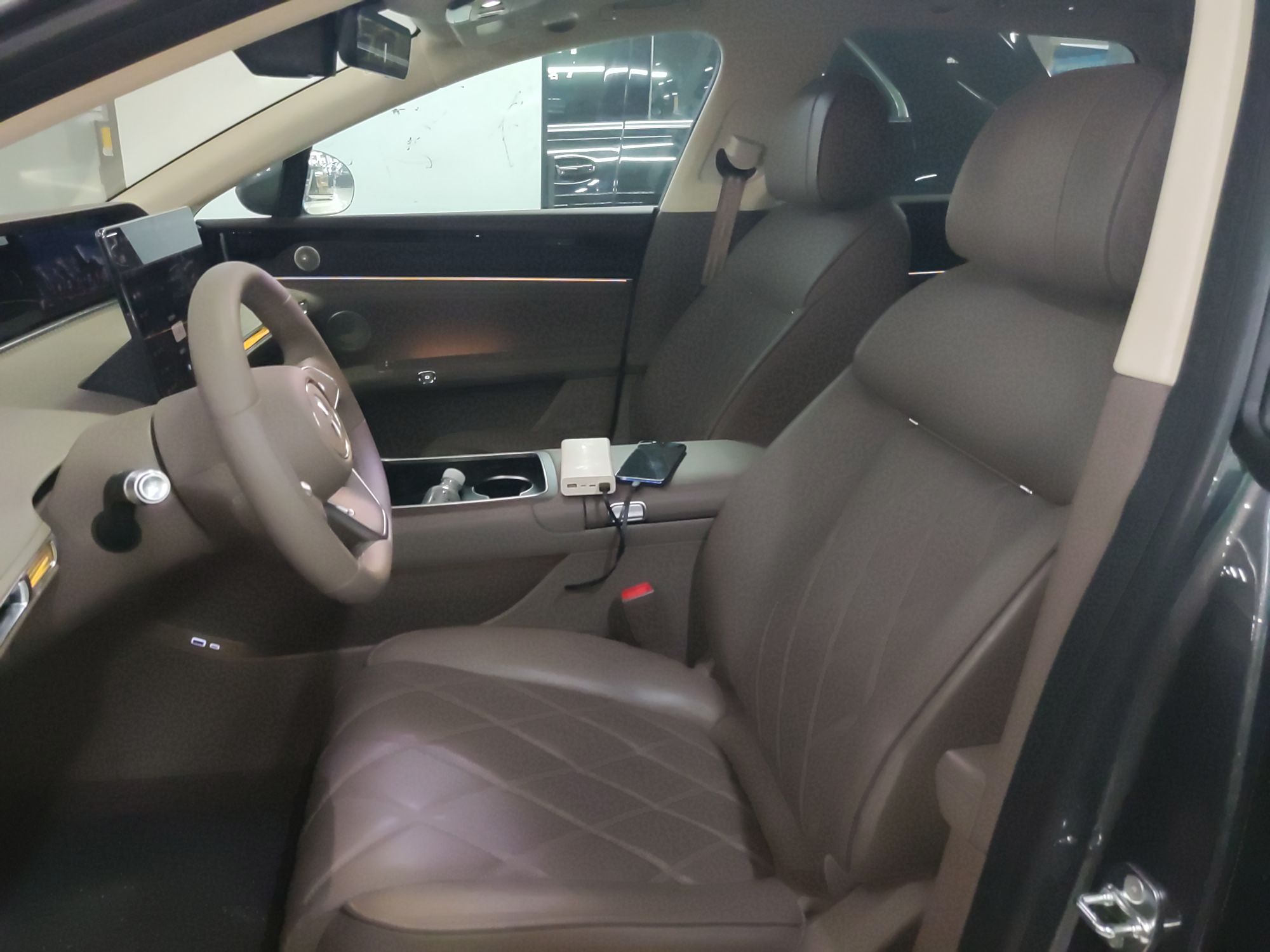 المقاعد الأمامية داخل السيارة