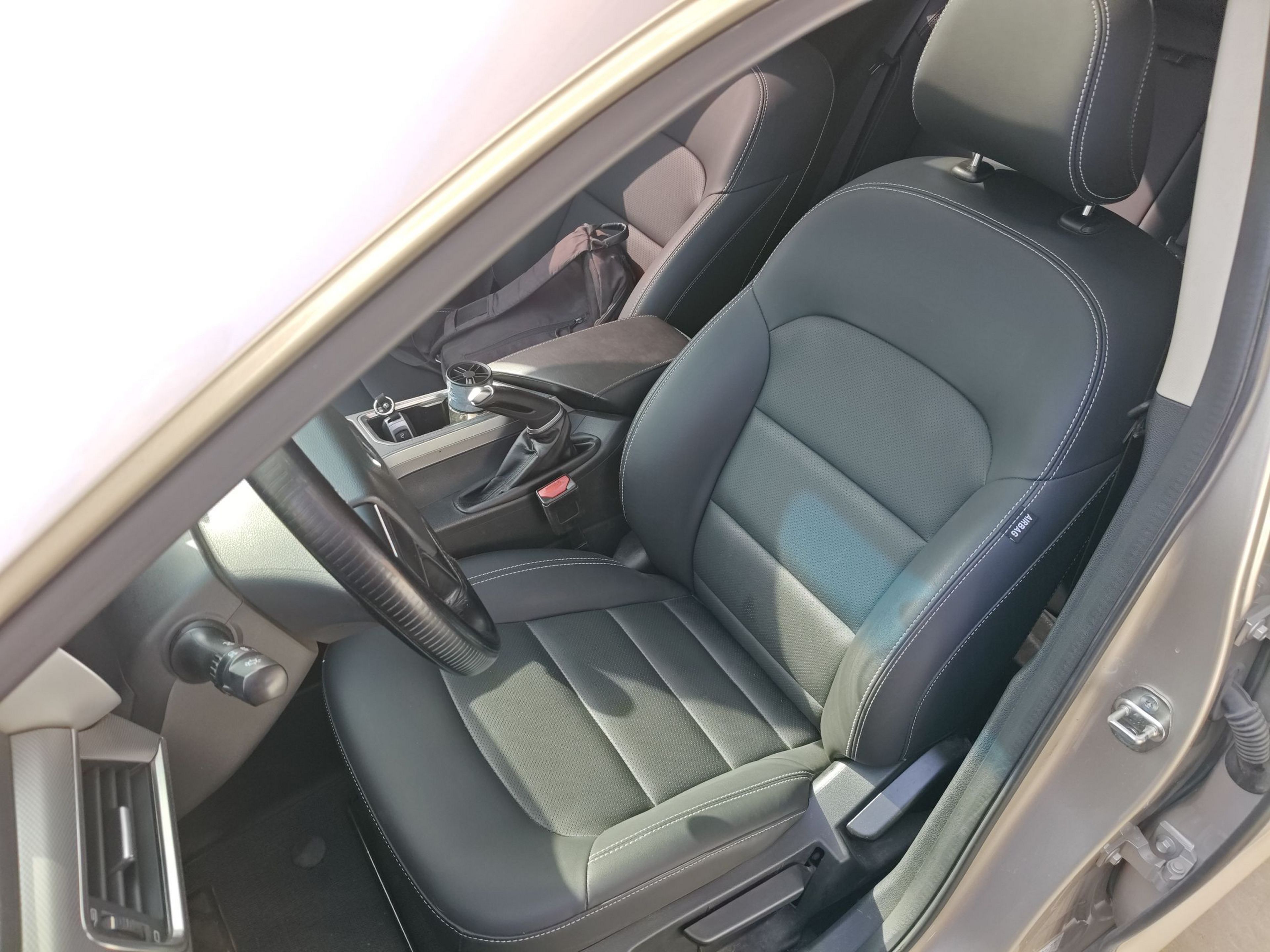 Переднее сиденье в автомобиле