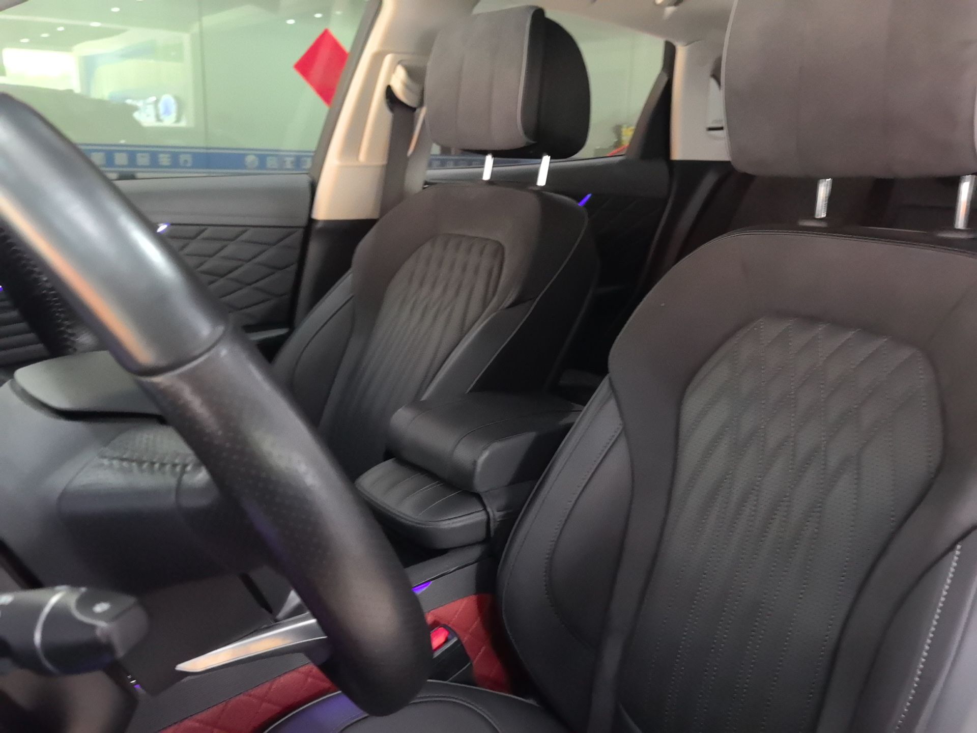 المقاعد الأمامية داخل السيارة