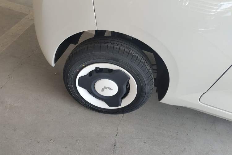 Used Wuling Hongguang MINIEV 2024 3rd Generation 215km Youth Edition Right Rear Wheel Hub