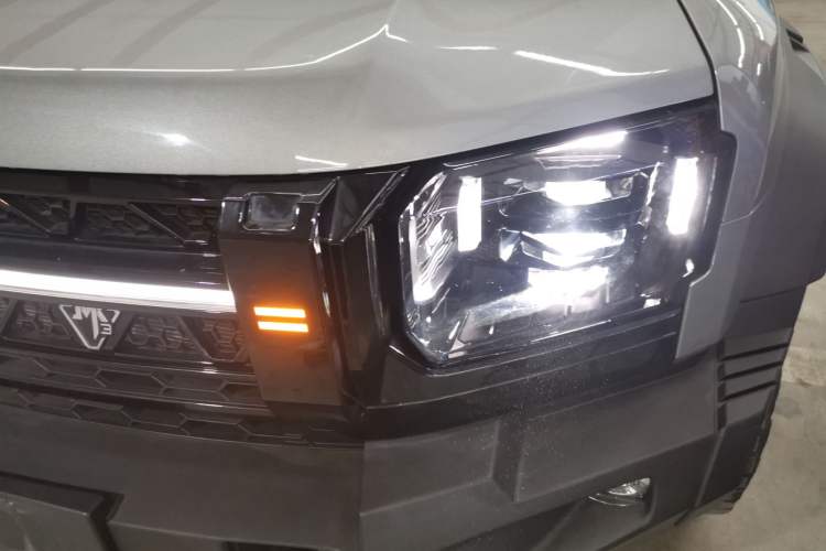 Used JETOUR Traveler 2024 2.0T All-Wheel-Drive Silver Dragon Wings Left Front Headlight