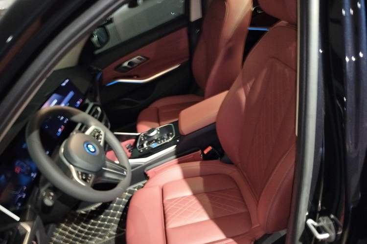 Used BMW i3 2022 eDrive 35 L Left Front Seat