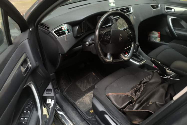 Used DS 5LS 2014 1.8L automatic Comfort version VTi140
