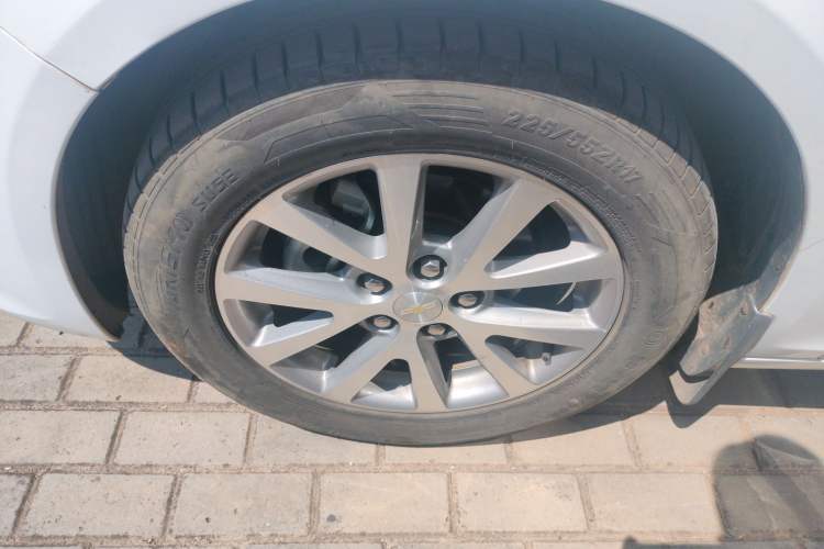 Used Chevrolet Malibu 2017 1.5T Automatic Luxury Edition Left Front Wheel Hub