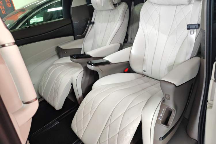 Used Denza D9 2022 DM-i 1040 Prestige Model