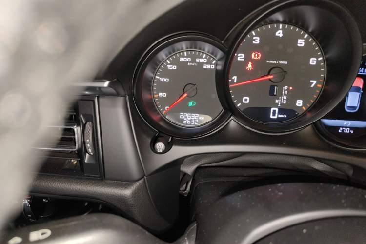 Used Porsche Macan 2020 Macan 2.0T Odometer Close Up