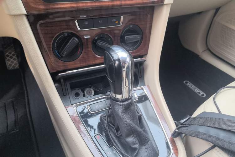 Used Volkswagen Lavida 2013 Restyled Classic 1.6L Automatic Comfort Edition Gear Lever