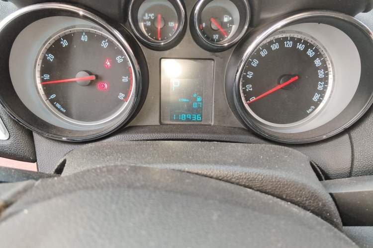 Used Buick Encore 2013 1.4T Automatic Two-Wheel Drive Leading Model Odometer Close Up