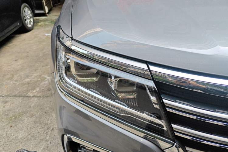 Used Roewe RX8 2018 30T Smart Connectivity Two-Wheel Drive Flagship Edition