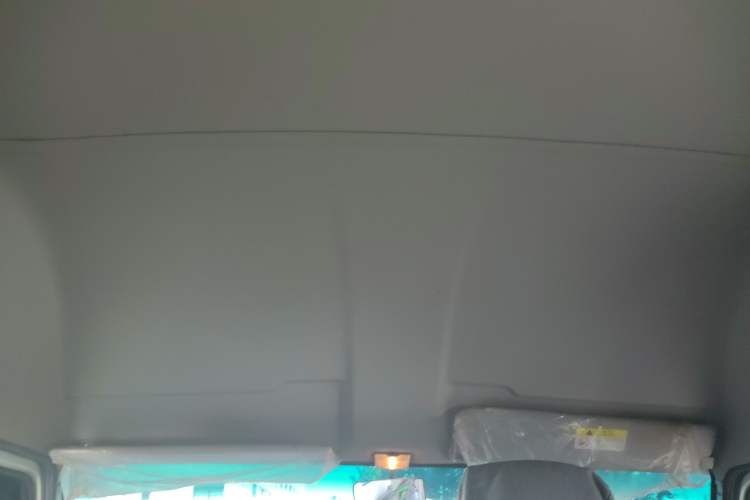 Used Iveco Daily 2021 2.5T A35 M1 Passenger Van 5-9 Seater Short Wheelbase Mid-Roof Design Dual Tires Manual Doors