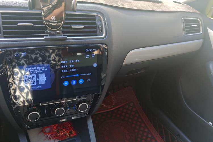 Used Volkswagen Sagitar 2014 Revised Version 1.6L Manual Comfort Edition Audio And AC Panel