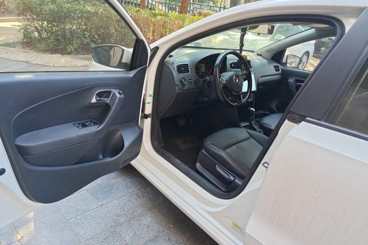 Used Volkswagen Polo 2016 1.6L Automatic Comfort Model
