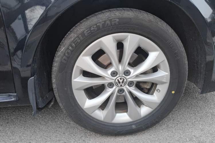 Used Volkswagen Lavida 2011 1.4 TSI DSG Prestige Edition Right Front Wheel Hub