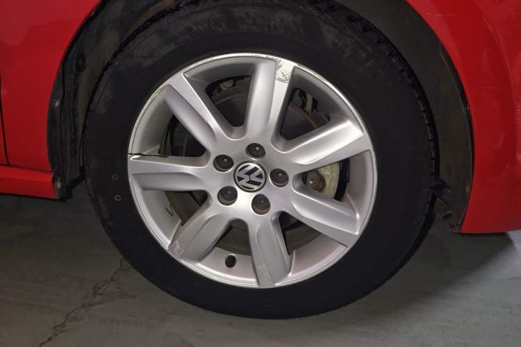 Used Volkswagen Polo 2013 1.4L Automatic Comfort Edition Right Front Wheel Hub