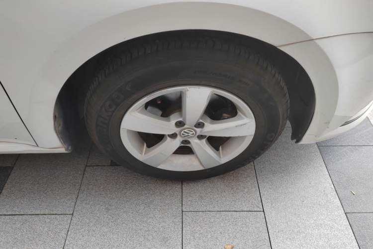 Used Volkswagen Gran Lavida 2015 1.6L Automatic Fashion Edition Right Front Wheel Hub