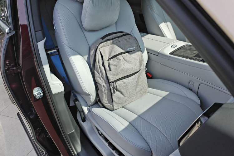 Used Hima AITO M9 2025 Extended-Range Max Version 52 kWh 6-Seater Edition Right Front Seat