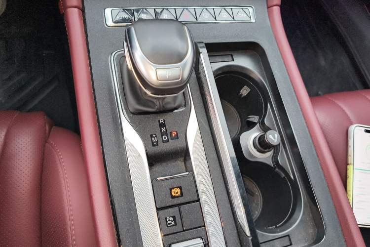 Used Hongqi H5 2024 2.0T Automatic Smart Connect Flagship Edition Gear Lever