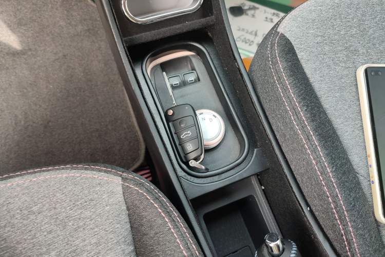 Used Chery QQ Ice Cream 2022 170km Sundae Phosphate Lithium-Ion Gear Lever