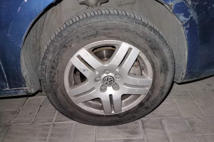 Used Volkswagen Bora 2011 1.6L Manual Fashion Edition Right Front Wheel Hub