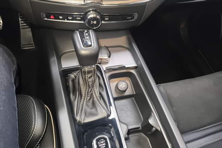 Used Volvo XC60 2018 T5 4x4 Smart & Sporty Edition Gear Lever