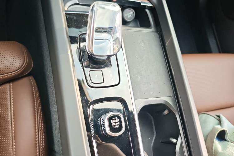 Used Volvo XC60 New Energy 2024 T8 Plug-in Hybrid Long-Range All-Wheel Drive Smart Luxury Edition Gear Lever