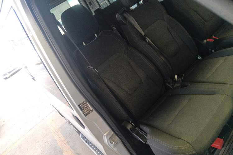 Used JMC Fushun 2023 2.0T Manual Short Wheelbase Low-Roof Commercial Multi-Purpose Passenger Vehicle 6 Seats with Lift-Up Tailgate
