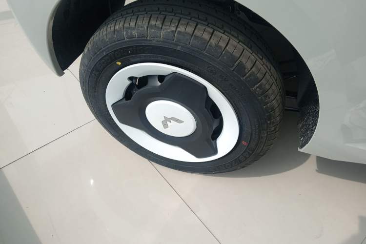 Used Wuling Hongguang MINIEV 2024 3rd Generation 215km Youth Edition Right Rear Wheel Hub