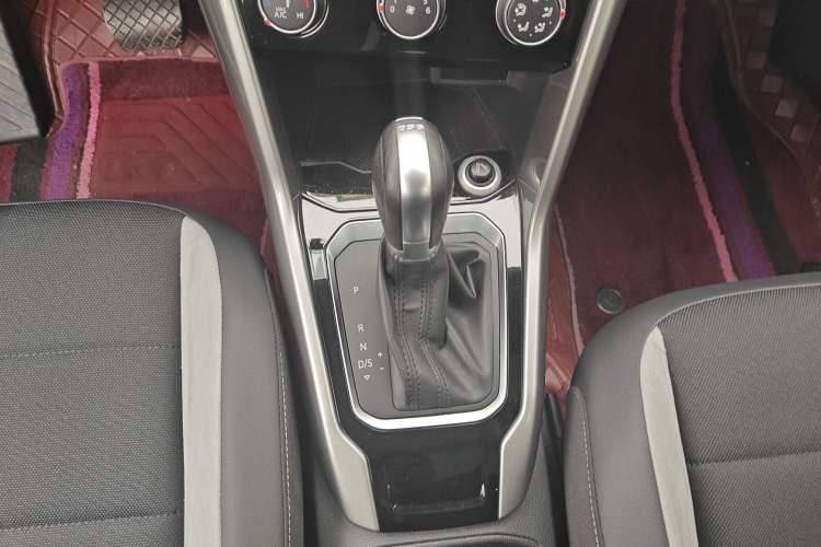 Used Volkswagen T-ROC 2019 230TSI DSG Two-Wheel-Drive Advanced Version China VI Standard Gear Lever