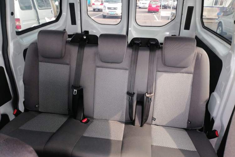 Used Ford Transit 2019 2.0T Diesel Multi-Purpose Commercial Vehicle Short Wheelbase Low Roof 6-Seater China VI Standard