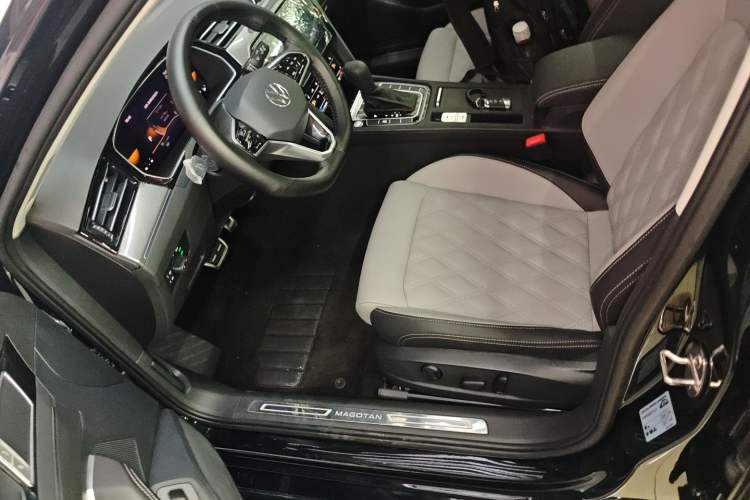 Used Volkswagen Magotan 2023 2 Million Units Limited Edition 330TSI DSG Leading Version Left Front Seat