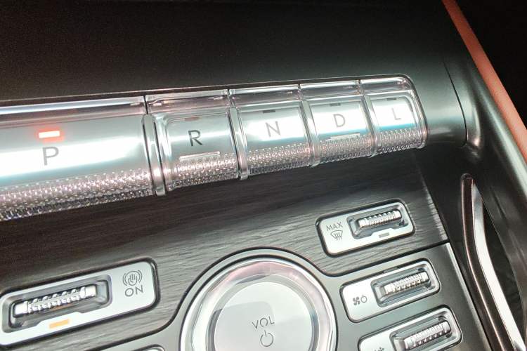 Used Lincoln Nautilus 2025 Model, Facelifted 2.0T Four-Wheel-Drive Zunyi Hybrid Version Gear Lever