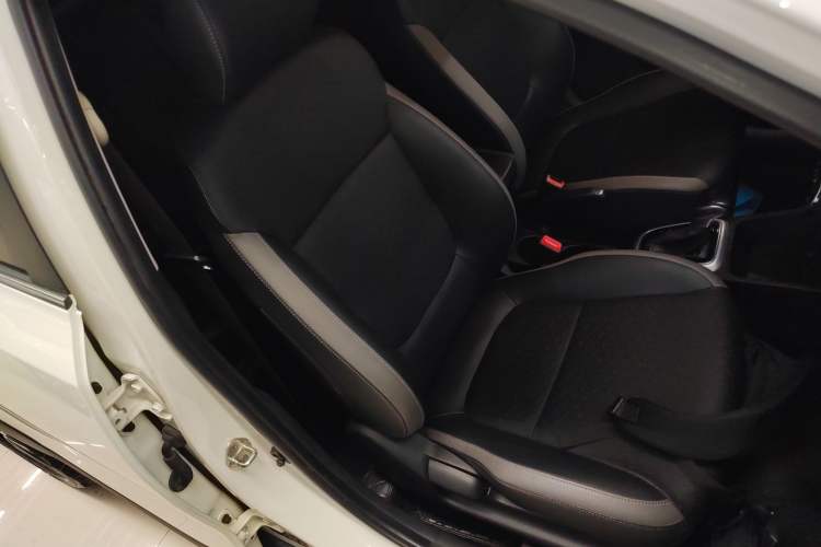 Used Kia kx1 Stonic 2019 1.4L Automatic Fun Edition China VI Right Front Seat