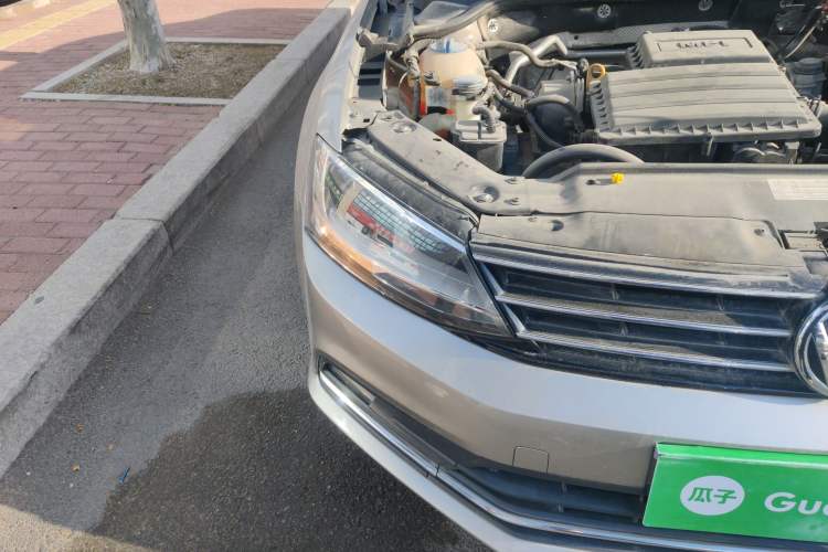 Used Volkswagen Sagitar 2015 1.6L Manual Comfort Model Right Front Headlight