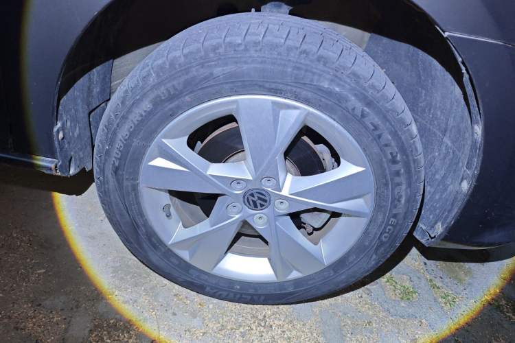 Used Volkswagen Bora 2014 1.6L Automatic Comfort Model Right Front Wheel Hub