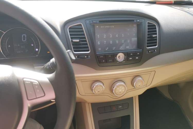 Used Roewe 350 2015 1.5L Automatic Luxury Sunroof Edition Audio And AC Panel