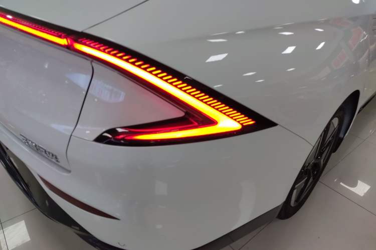 Used Wuling Xingguang 2024 Co-Creation Edition 510 Advanced Model Right Rear Taillight