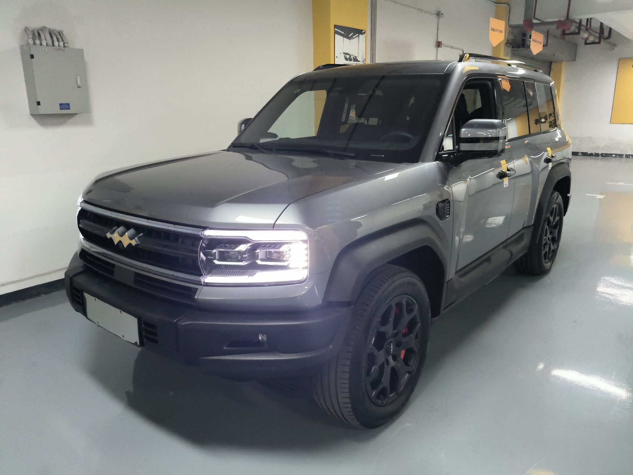 Под передней частью автомобиля