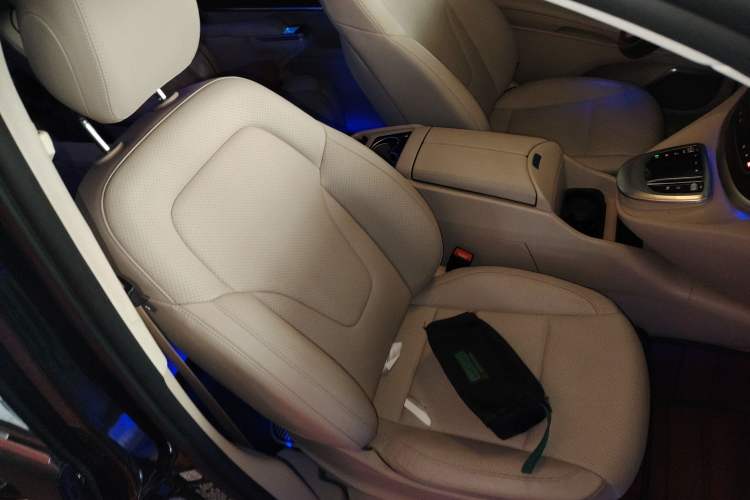 Used Mercedes-Benz V-Class 2020 V 260 Avantgarde Edition Right Front Seat