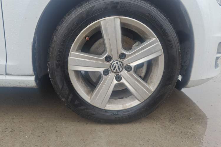 Used Volkswagen Golf 2014 1.4TSI Automatic Comfort Model Right Front Wheel Hub