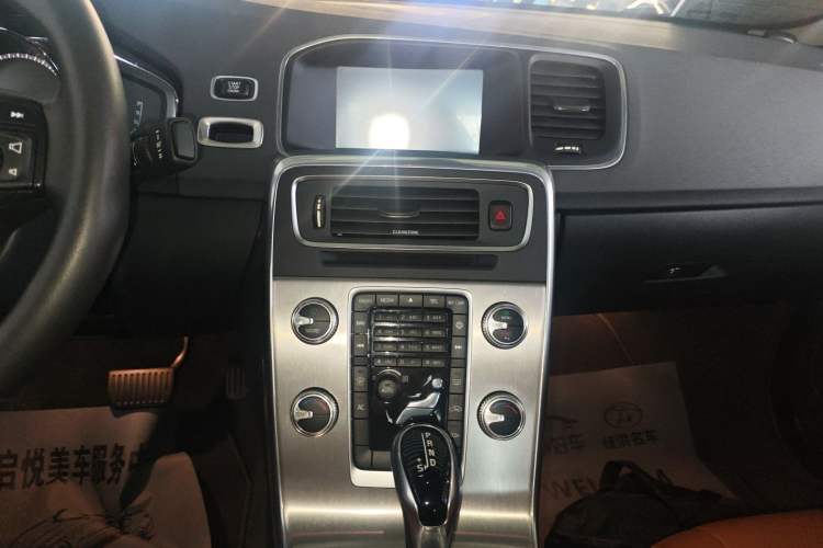 Used Volvo S60 2018 S60L T3 Smart Progress Edition Audio And AC Panel