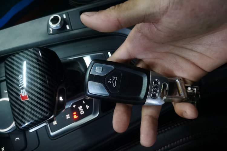 Used Audi A4L 2019 40 TFSI Ambition China VI Vehicle Key