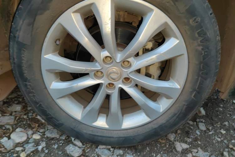 Used Dongfeng Aeolus AX7 2015 2.0L Manual Zhiyi Trim
