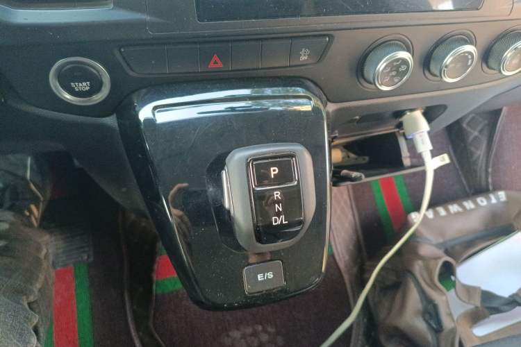 Used JMC Fushun 2023 2.0T Automatic Short-Wheelbase Low-Roof Commercial & Multi-Purpose Passenger Vehicle 6-Seater with Dual-Opening Tailgate